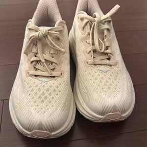 Hoka Clifton 9 shifting sand/eggnog